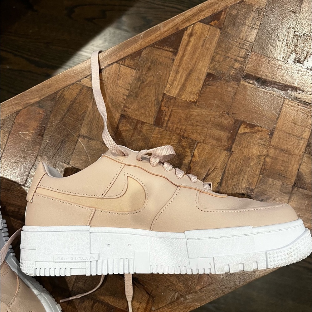 Nike Women's Beige AF1 Air Force 1 Classic Trendy Sneakers